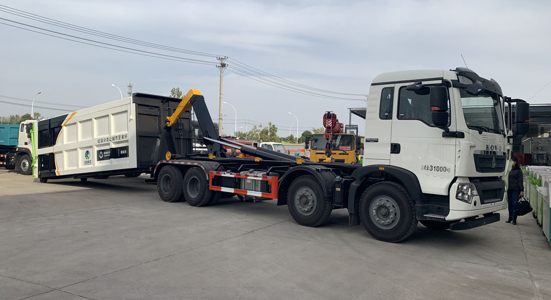 汕德31噸級(jí)勾臂式垃圾車