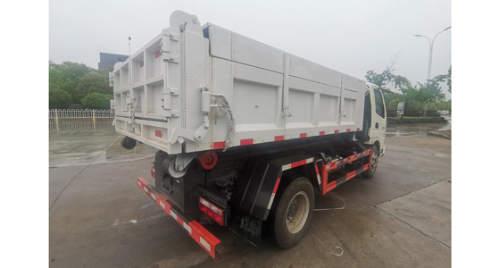 奧馳藍(lán)牌勾臂式垃圾車