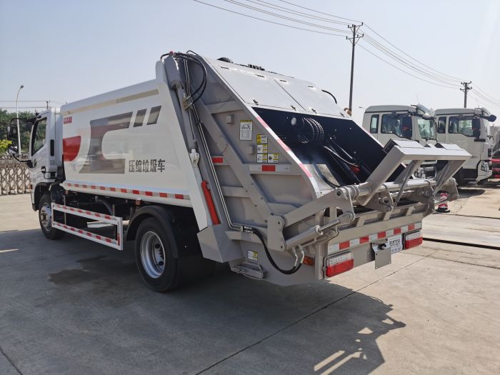 東風(fēng)多利卡（8-9）壓縮式垃圾車