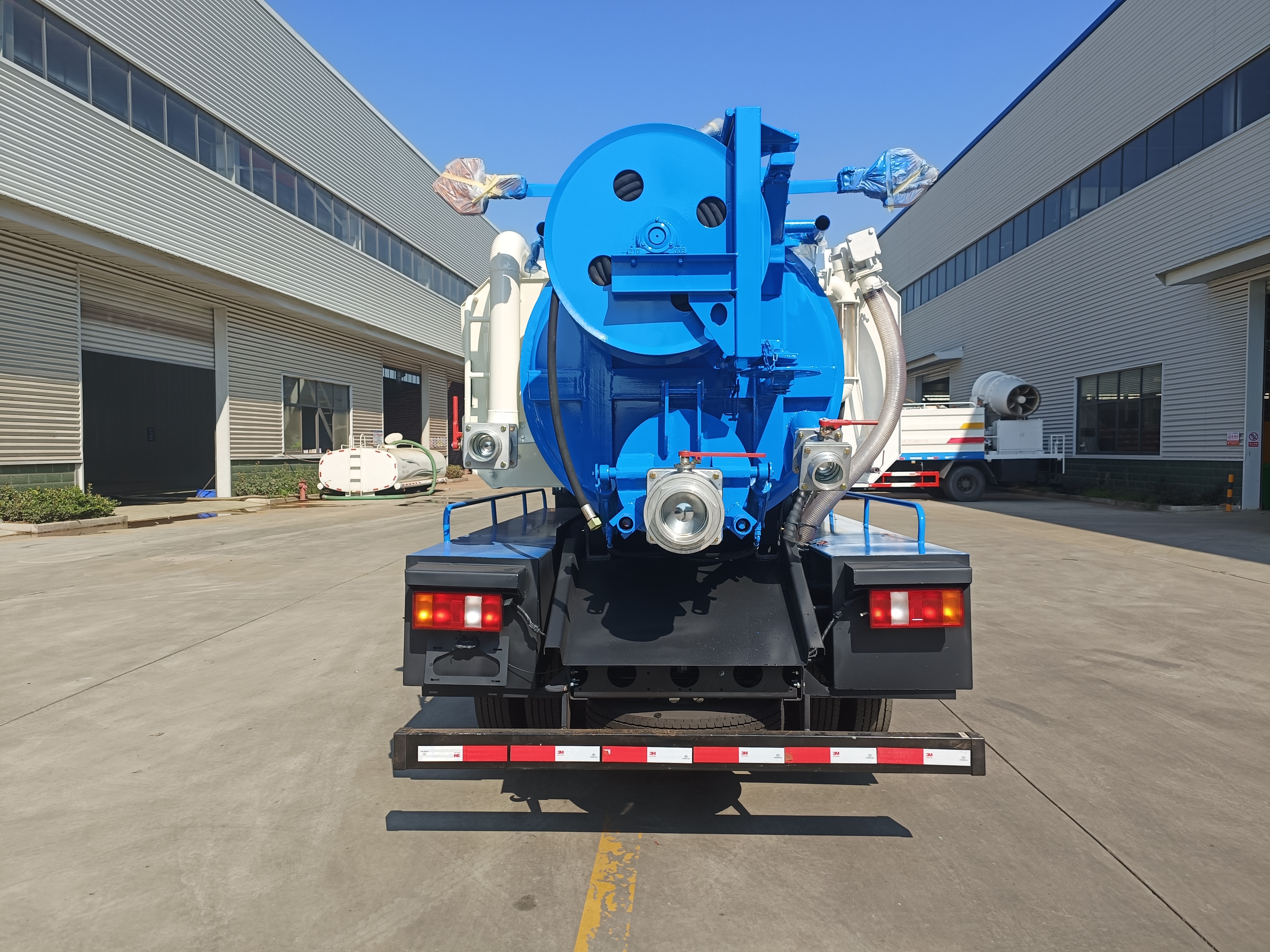 藍(lán)牌重汽豪曼清洗吸污車